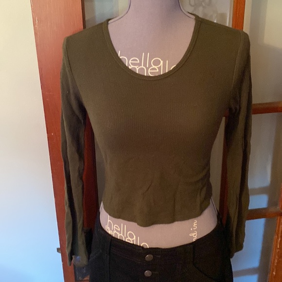 🌺Bozzolo Hunter green Long sleeve crop top size medium🌺 - Picture 3 of 6